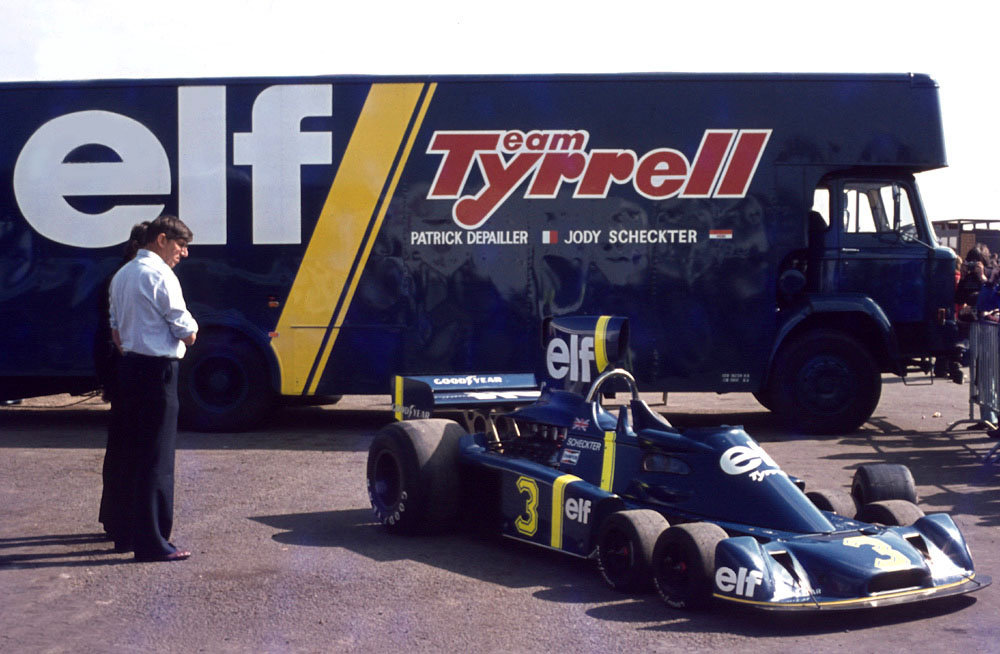 Der Tyrrell P34 bei einem Test im Spätsommer 1975 – damals trug auch der P34 noch einen typischen Luftsammler. Die FIA verbot diese Konstruktionen später. 