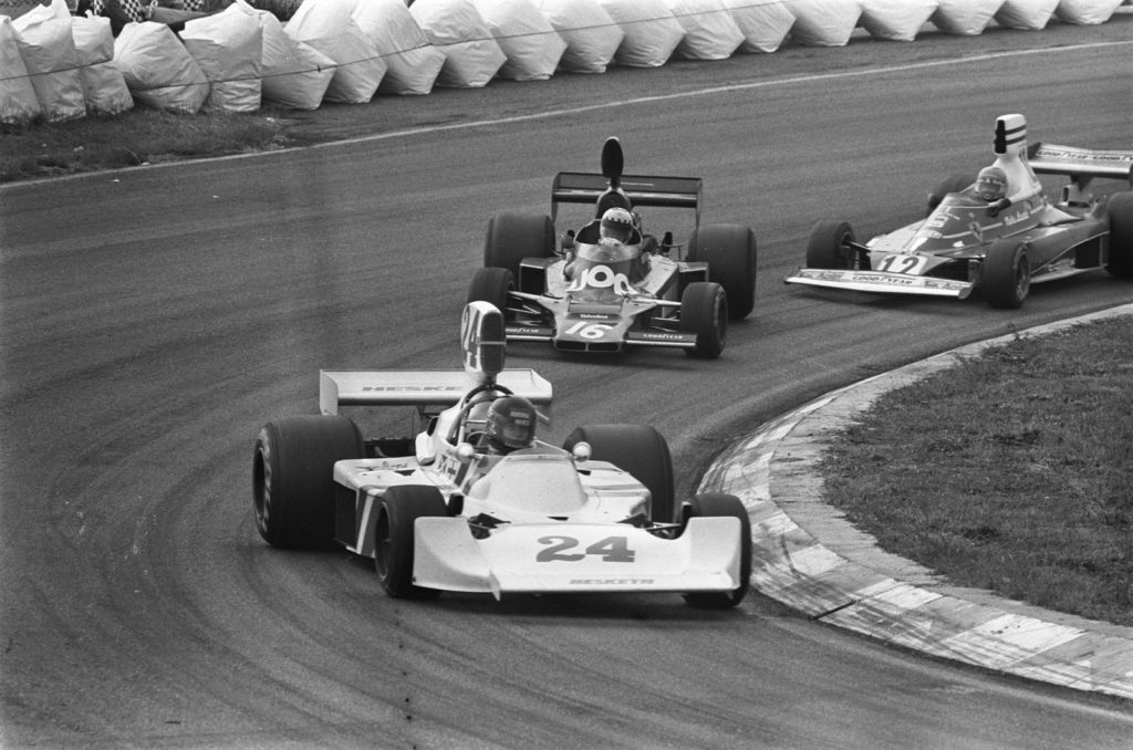 James Hunt führt für Hesketh Racing vor Tom Pryce (16) im Shadow DN5 und Niki Lauda im Ferrari.