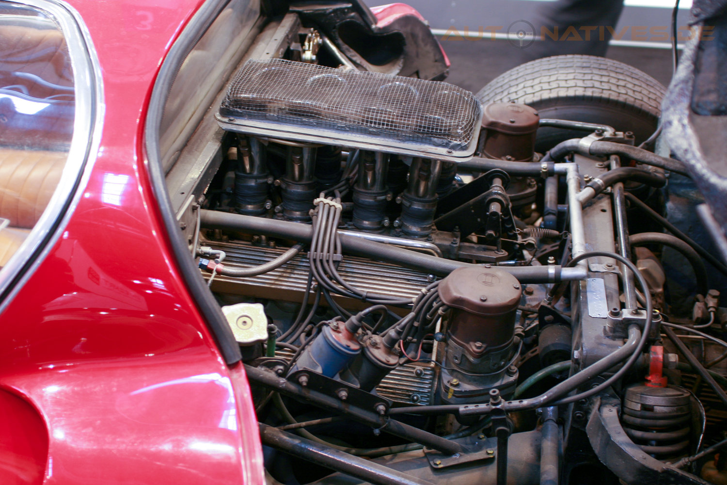 Alfa Romeo leitete von seinem V8 auch eine Straßenversion ab.