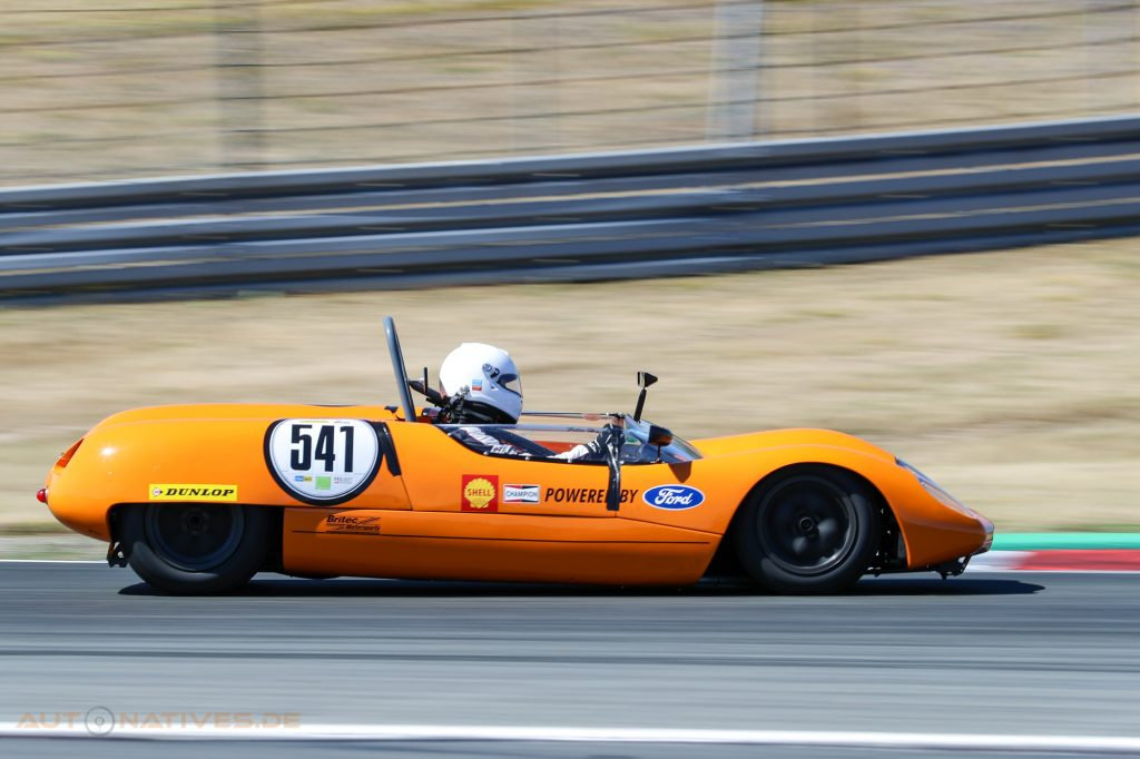 Lotus 23b beim AvD Oldtimer-Grand-Prix 2022. Mit dem Brabham BT5 traf MRD im Sportwagen-Markt auf Lotus. Der Sportwagen-Hersteller aus Hethel baute 131 Exemplare seines offenen Sportwagens Lotus 23.