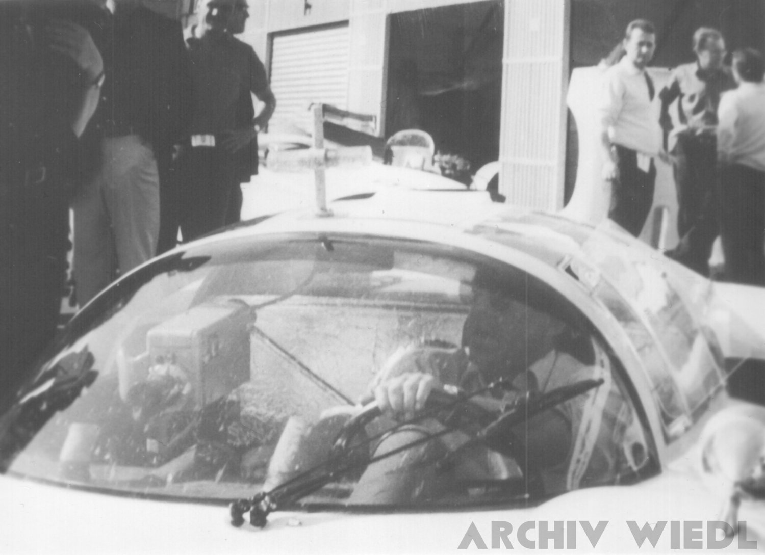 Rainer Günzler im Cockpit des Porsche 906