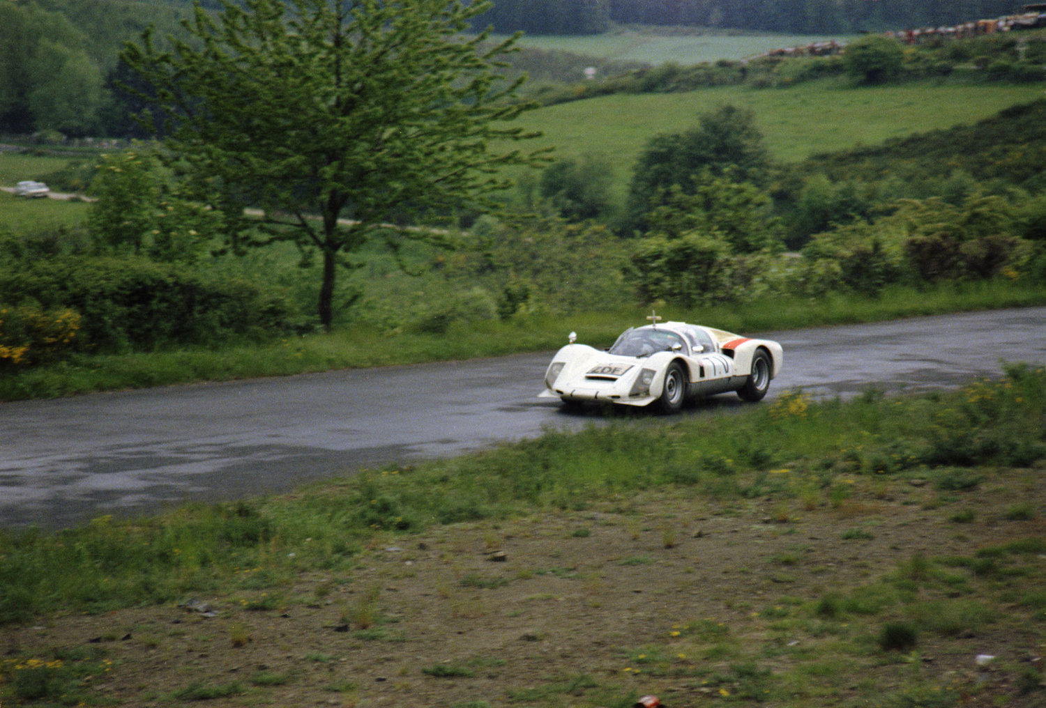 Der Porsche 906 mit Kamera und Antenne auf der Nordschleife des Nürburgrings – 1.000-km-Rennen 1967
