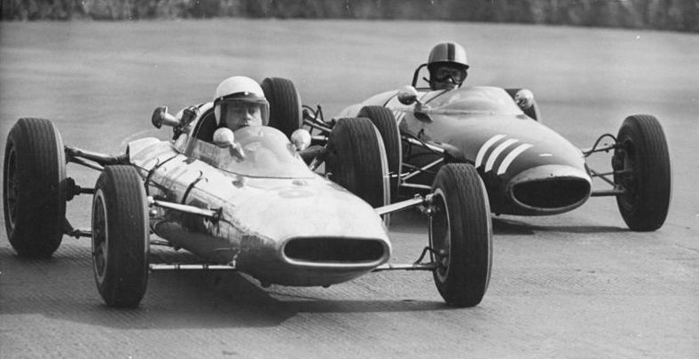 Heinz Melkus (links) beim Rennen auf der Halle Saale-Schleife 1964