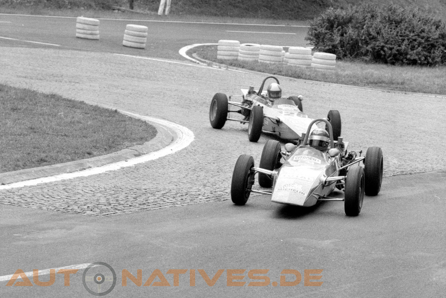 Szene aus dem Rennen der Formule Bleue 1973 in Rouen. Die beiden Citroën MEP X27 fahren gerade durch die Kehre, die der Wendepunkt der schnellen Strecke war.