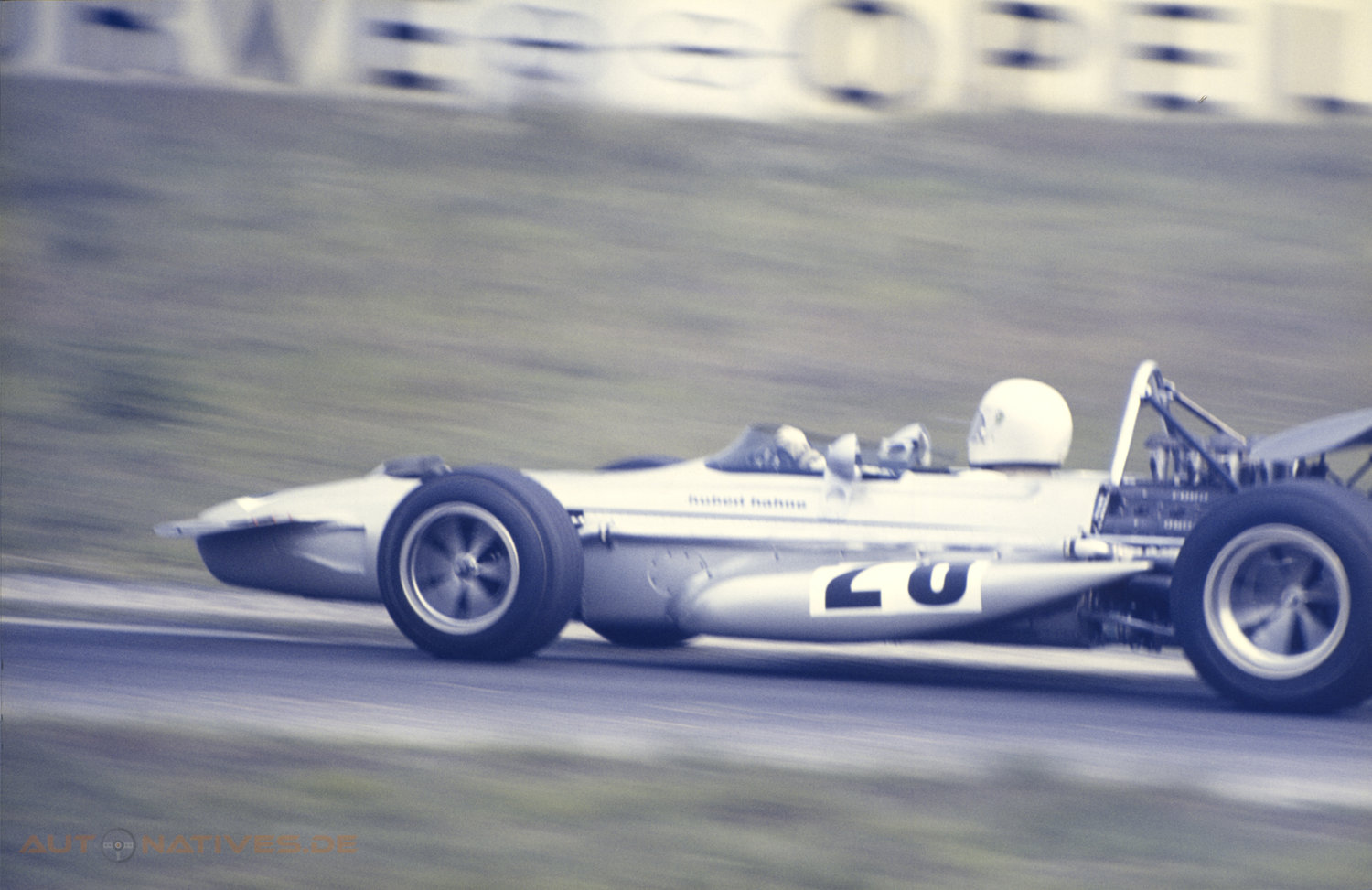 Titelbild zum Artikel:Wie sich Hubert Hahne mit seinem March 701 in der Formel 1 blamierte! 