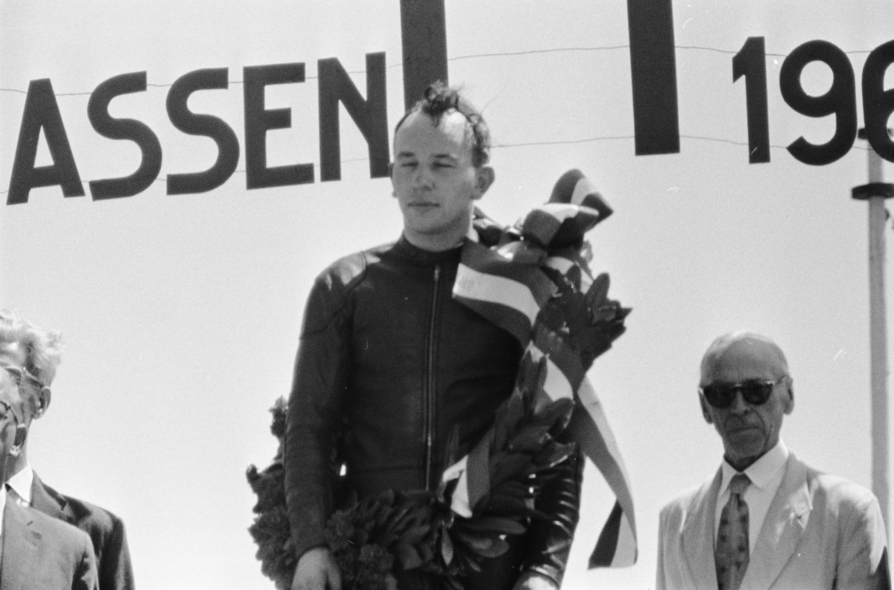 Titelbild zum Artikel: Zum Tode von John Surtees – Big John auf zwei und vier Rädern 
