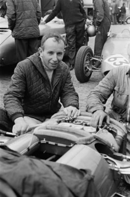 John Surtees arbeite 1964 an seinem Ferrari
