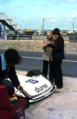 John Surtees 1976 bei Testfahrten in Silverstone
