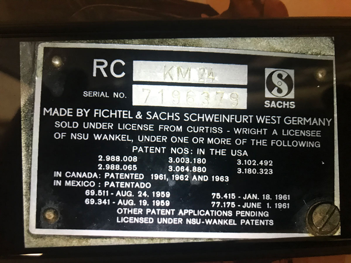 Typenschild des Motors im Lola T 506