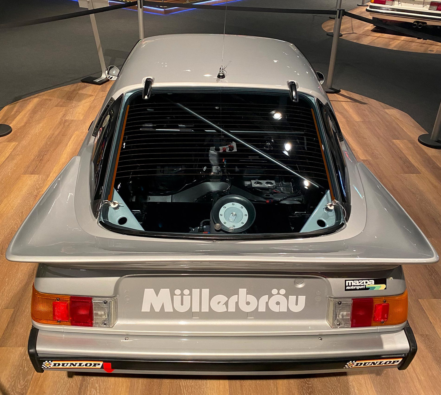 Heckansicht des Mazda RX-7 vom Müllerbräu Team