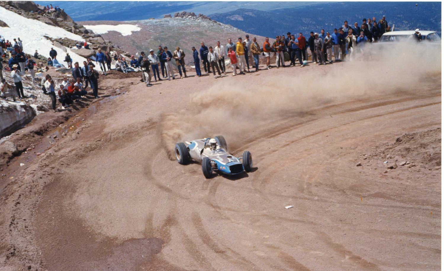 Al Unser 1965 im Harrison Ford auf dem Weg zu seinem zweiten Sieg beim Bergrennen am Pikes Peak