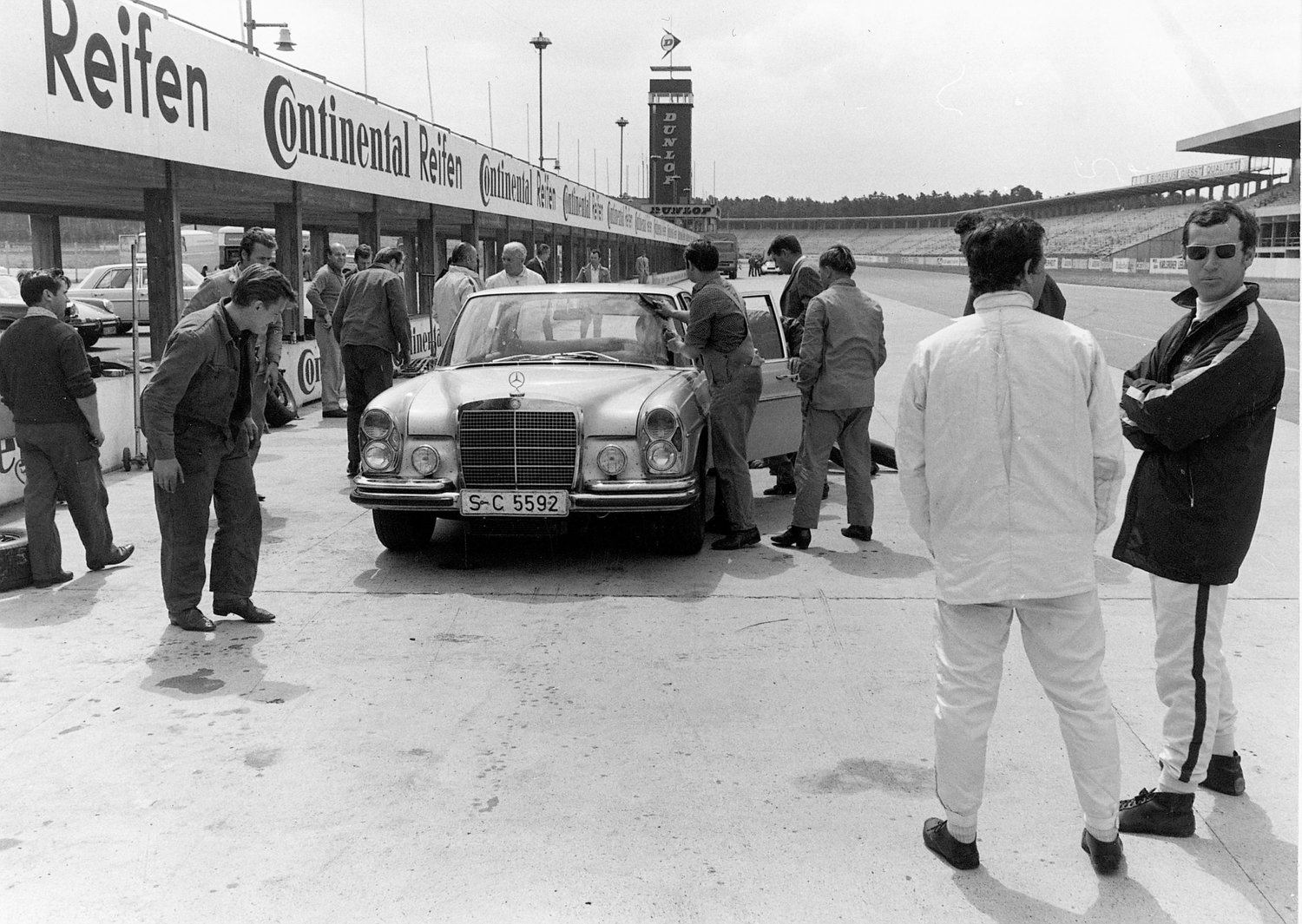 Testfahrten des Werks mit dem Mercedes-Benz 300 SEL 6.3 am Hockenheimring