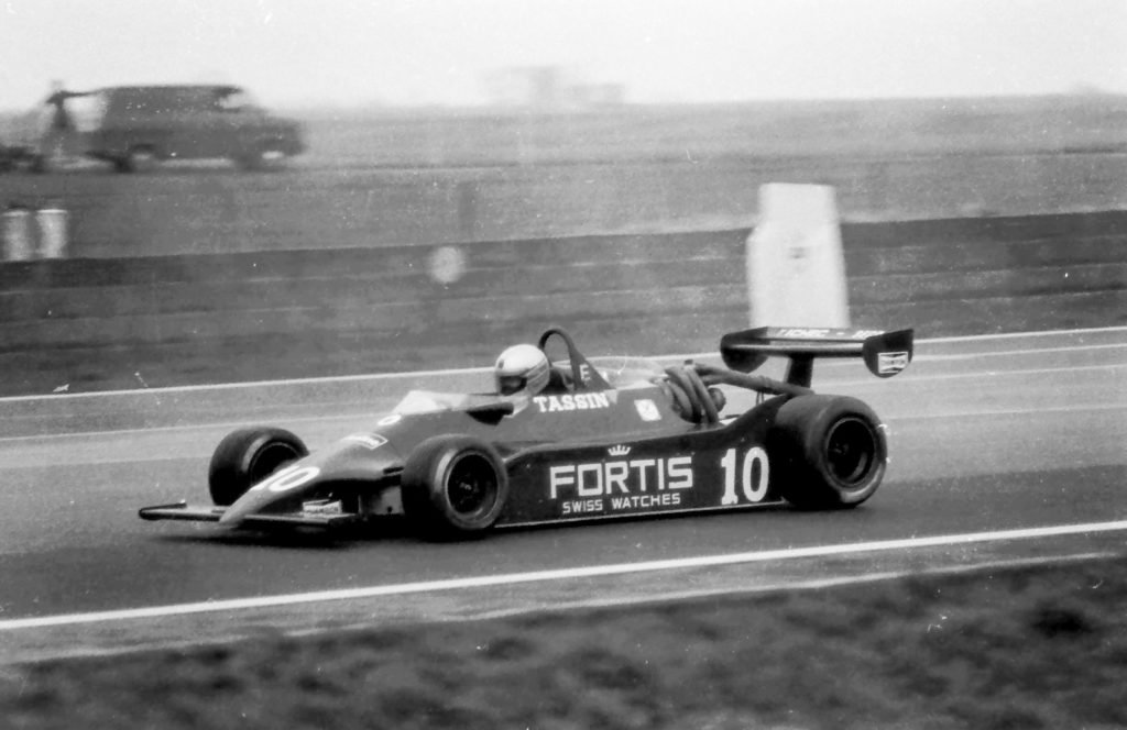 Der zum Docking Spitzley DS1 umgebaute Toleman TG280 im März 1982 bei der International Silverstone Trophy. Im Cockpit sitzt Thierry Tassin. (Foto: Archiv AutoNatives.de)