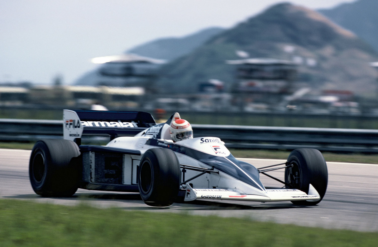 Im September 1983 gewann der Brasilianer zwei WM-Läufe und schloss damit zum bisher Souverän die WM-Führenden Alain Prost auf. (Foto: BMW)