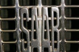 Altes Logo von SAAB im Kühlergrill eines Fahrzeugs