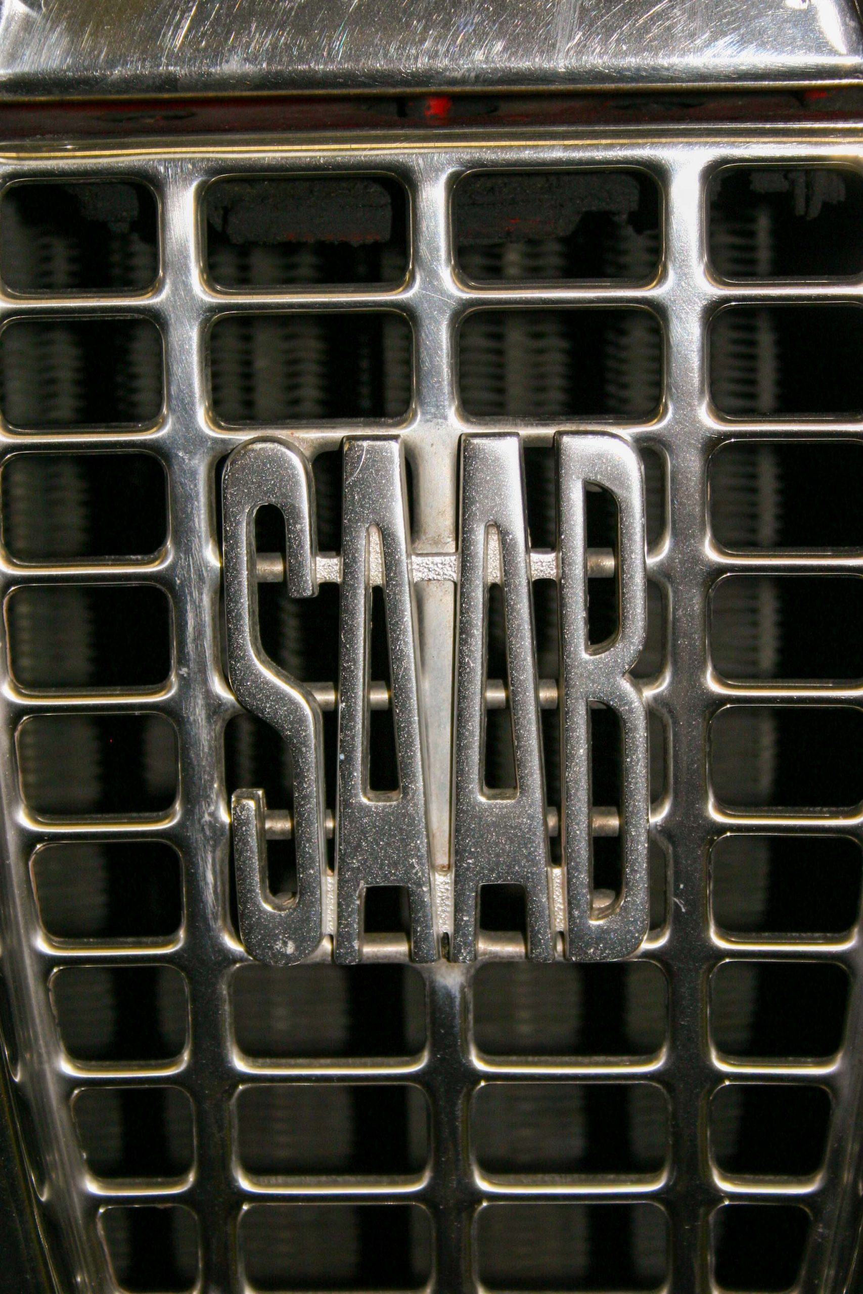 Altes Logo von SAAB im Kühlergrill eines Fahrzeugs