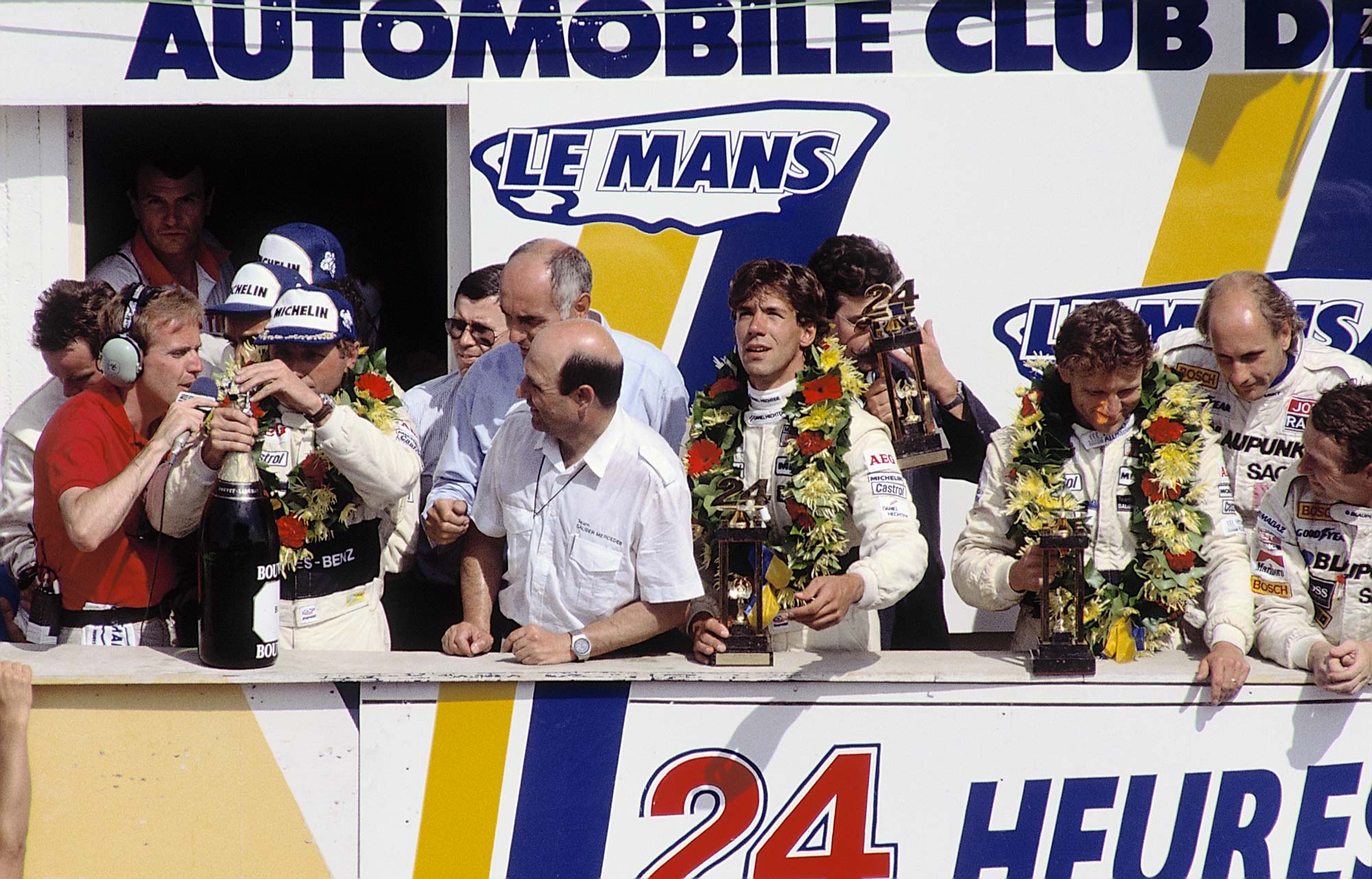 Die 24 Stunden von Le Mans 1989 endeten mit einem Doppelsieg für Sauber-Mercedes. Zum Sieg fuhren Jochen Mass, Manuel Reuter und Stanley Dickens. Hier feiern Sie nach dem Ende des Rennens mit Teamchef Peter Sauber. (Foto: Daimler AG)