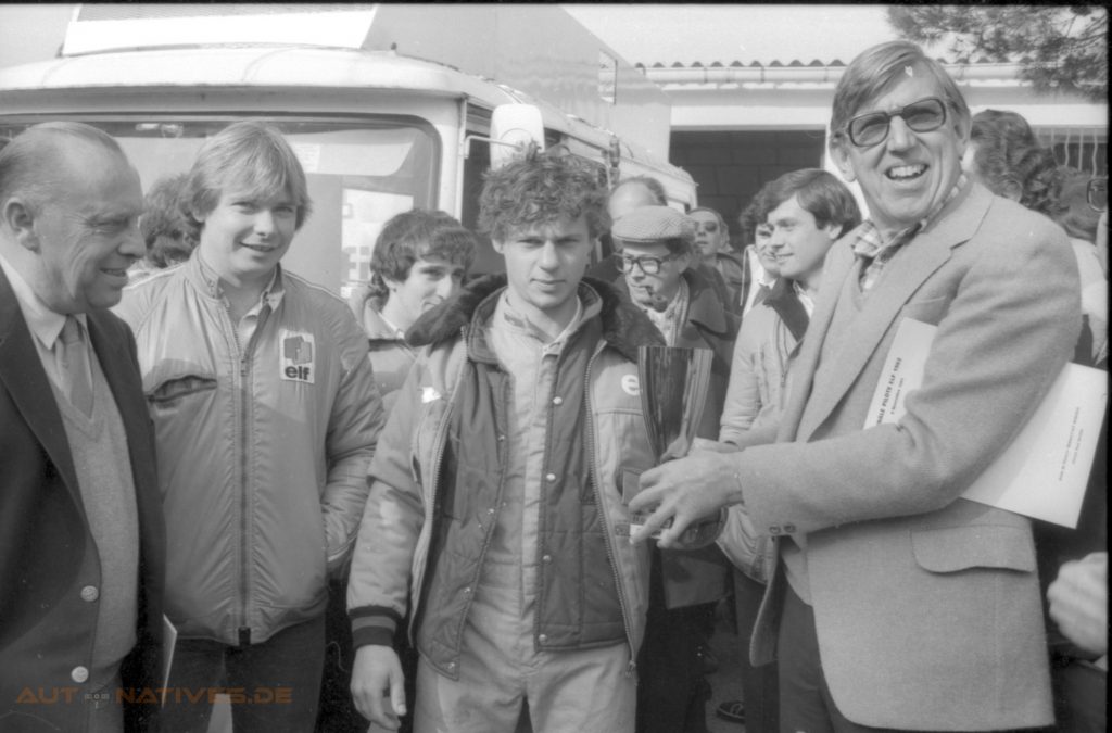 Didier Ironie (2.v.l) ist dabei, als sein ehemaliger Teamchef Ken Tyrrell Olivier Grouillard den Pokal zum Volant Elf überreicht. Pironi gewann die Auszeichnungen neun Jahre zuvor ebenfalls.