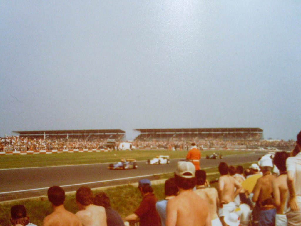 Es war heiß und der Renntag in Silverstone im Juli 1983 spannend. Vor der Formel 1 trat die Formel 3. So erlebte ich das Megatalent Ayrton Senna und wußte, dass da ein Ausnahmekönner unterwegs war. (Foto: Tom Schwede)