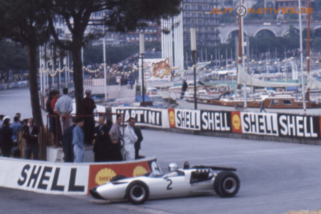 Bruce McLaren im McLaren M2B mit einem Ford V8, der eigentlich in Indianapolis rannte. 1966 waren Motoren in der Formel 1 knapp.