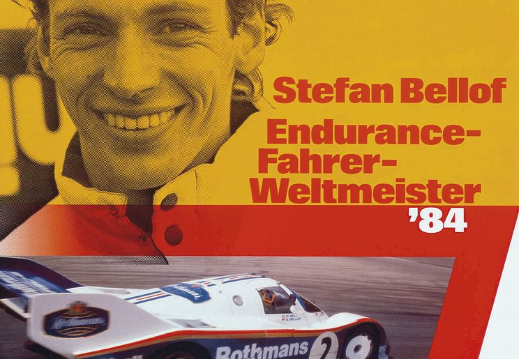 Ein Jahr nach seinem Rekord auf der Nordschleife gewann Stefan Bellof 1984 für Porsche den Titel des Sportwagen-Weltmeisters. Porsche feierte den Triumph mit einem seiner Siegerplakate. (Foto: Porsche)