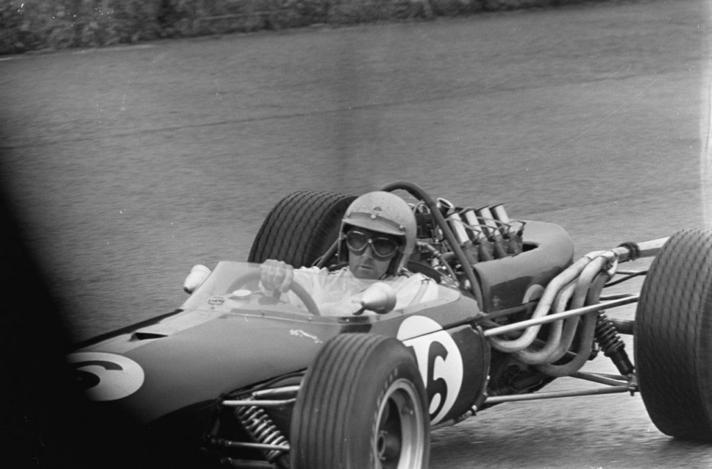 Jack Brabham, 1966 im Brabham-Repco auf dem Weg zum WM-Titel. Gut zu erkennen ist der Repco V8 im Heck des Rennwagens.