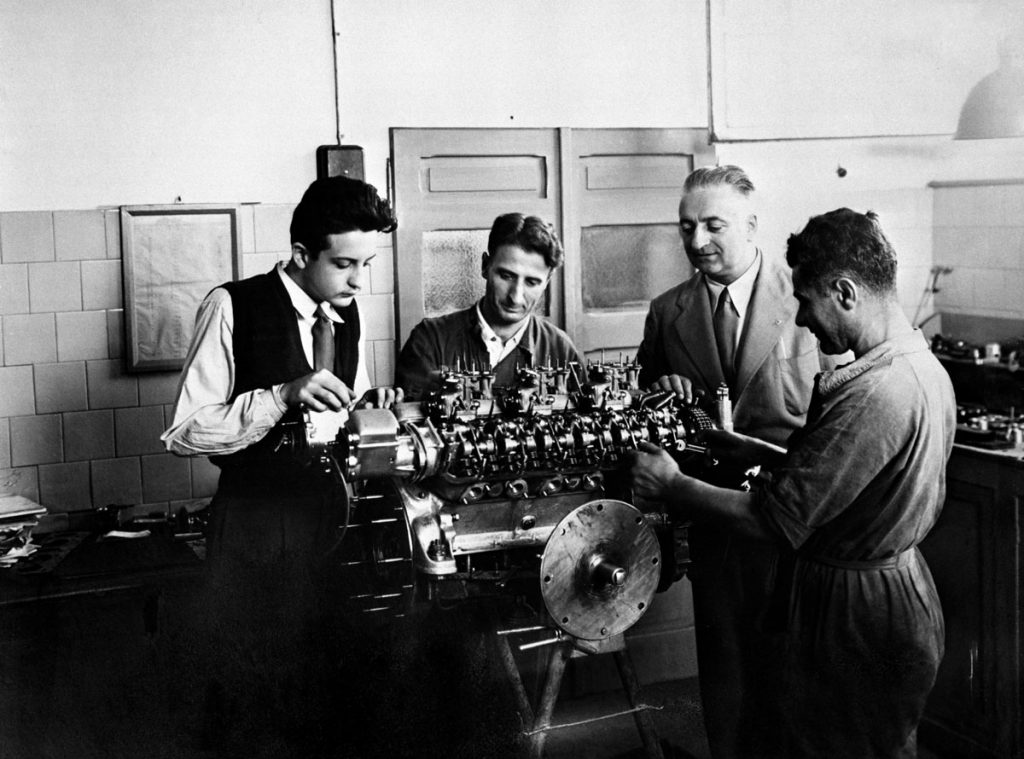 Enzo Ferrari (2. von rechts) Ende der 1940er/Anfang der 1950er-Jahre in seiner Motorenabteilung.