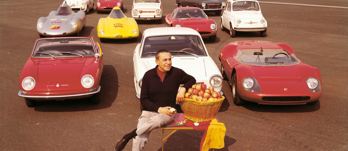 Der Meister und (einige) seiner Autos – Carlo Abarth mit seinen Fahrzeugen.