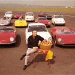 Der Meister und (einige) seiner Autos – Carlo Abarth mit seinen Fahrzeugen.