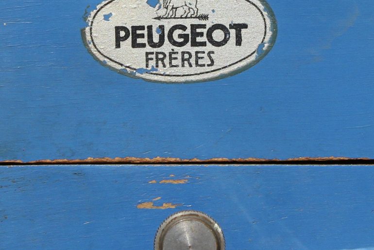 Peugeot Logo auf einer Kaffeemühle
