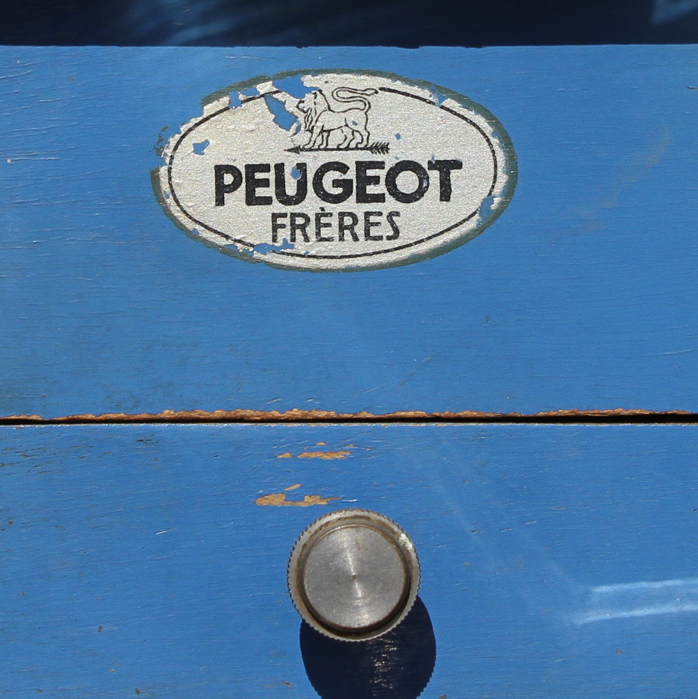 Der Löwe als Peugeot-Logo auf einer Kaffeemühle