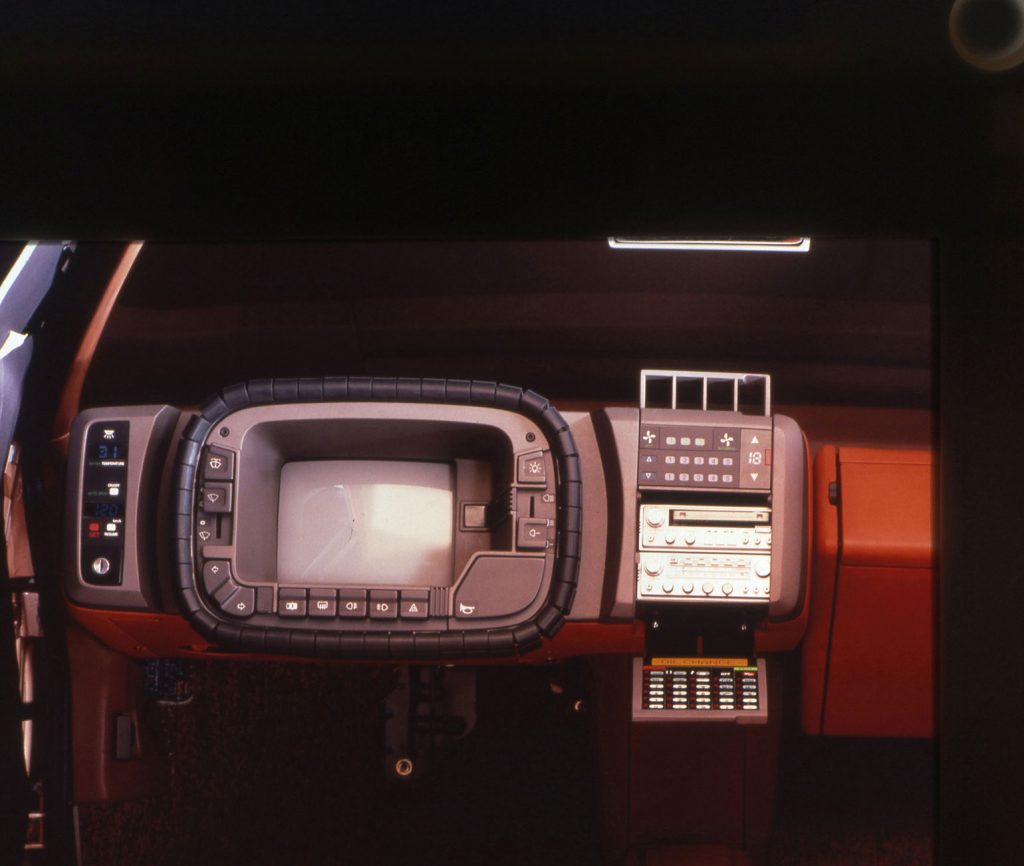 Cockpit des Mazda MX-81 Aria