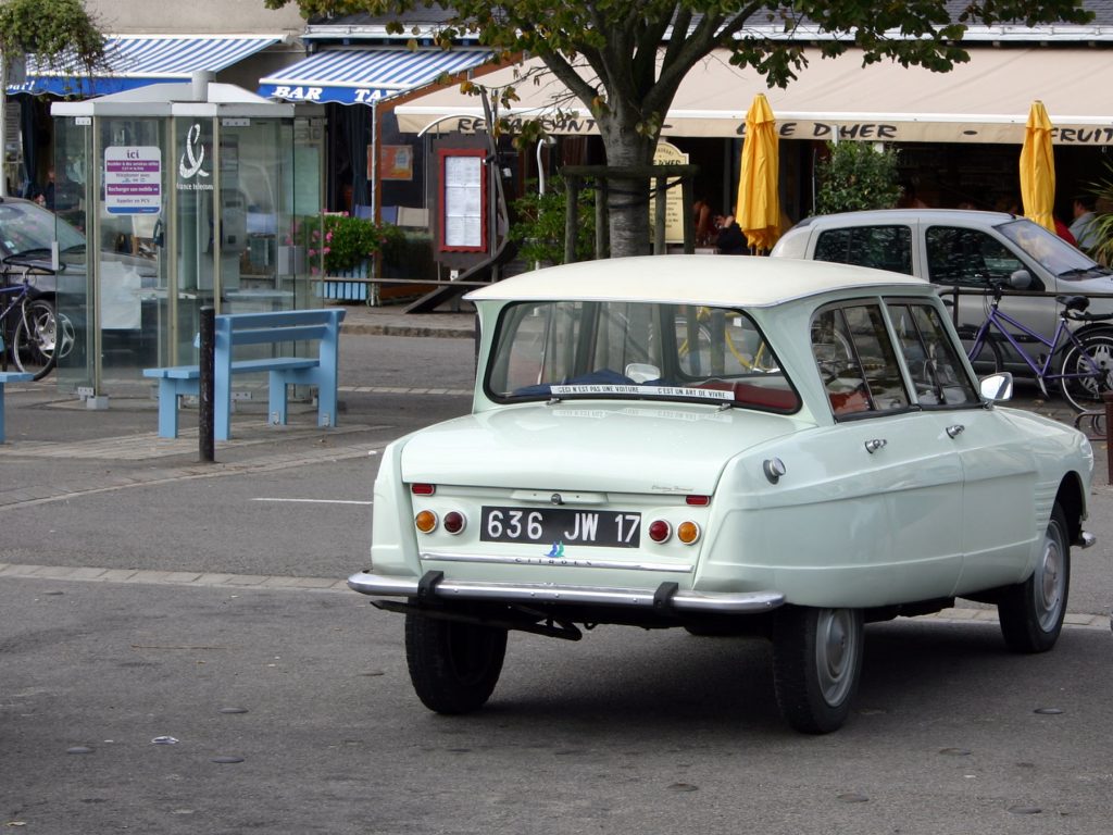 Zur Citroën Ami 6 gehört die ungewöhnlich gestaltete Heckscheibe.