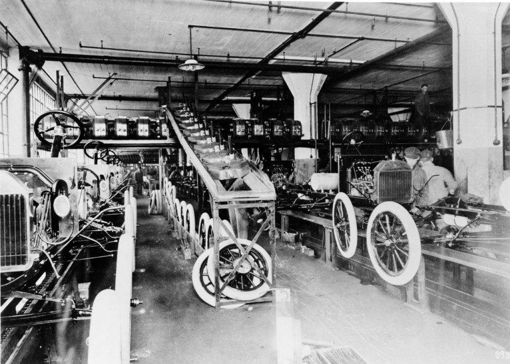 Fließbandproduktion im Ford Highland Park Plant, 1914