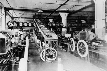 Fließbandproduktion im Ford Highland Park Plant, 1914