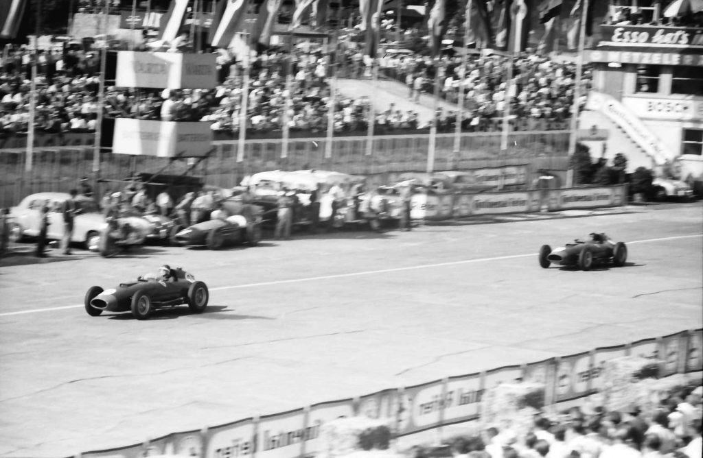 Die Ferrari-Piloten Mike Hawthorn (vorne) und Peter Collin beim Großen Preis von Deutschland 1957 auf dem Nürburgring.