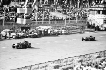 Die Ferrari-Piloten Mike Hawthorn (vorne) und Peter Collin beim Großen Preis von Deutschland 1957 auf dem Nürburgring.