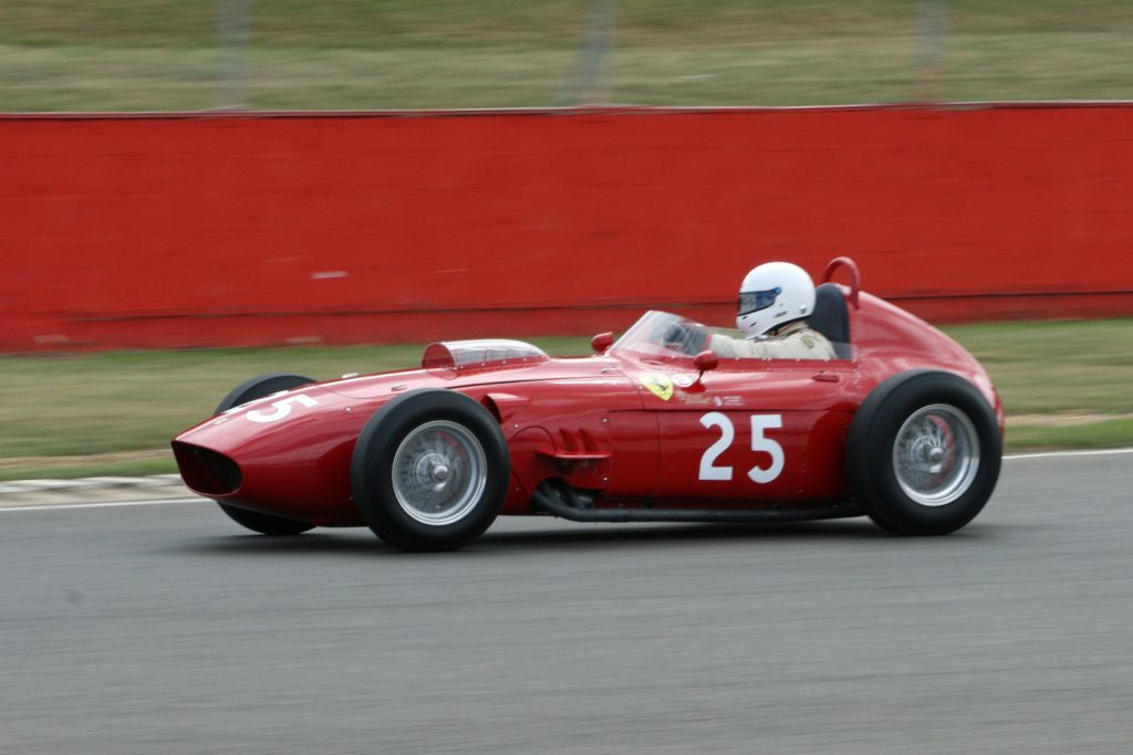 Ferrari Dino 246F1 – wie ihn mIke Hawthorn 1958 auf dem Weg zum WM-Titel bewegte. Aufgenommen bei den Silverstone Classics 2010 (Foto: Tom Schwede)