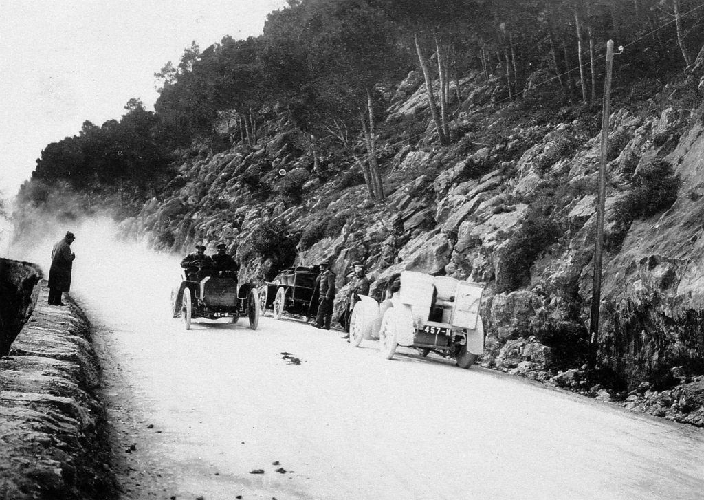 Der Mercedes-Simplex 40 PS von Henri de Rothschild (alias „Dr. Pascal“) bei der Erprobung auf der Strecke von Nizza nach La Turbie im März 1902. (Foto: Daimler AG)