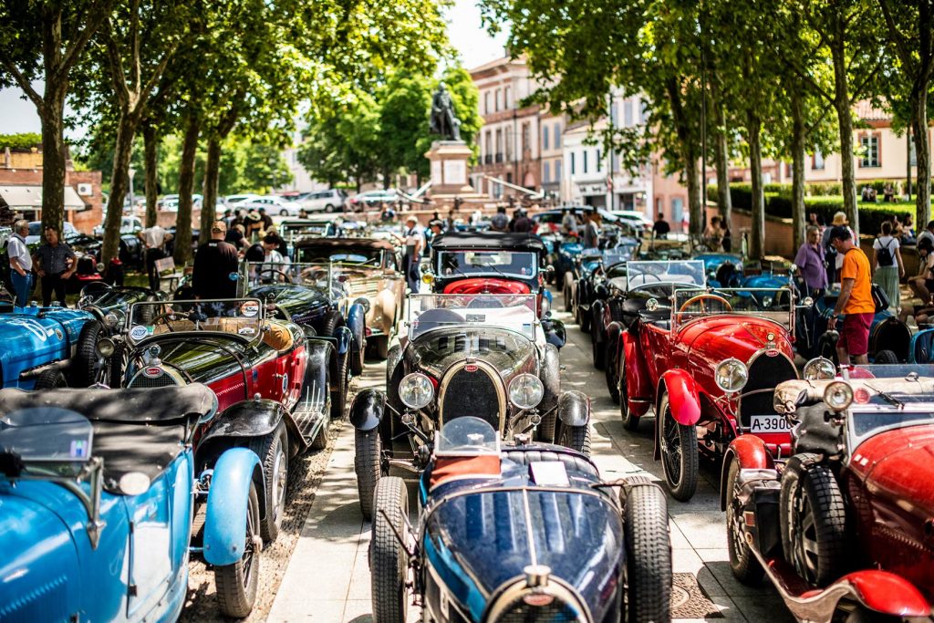Beim vom Club Bugatti France organisierten Internationalen Bugatti-Meeting 2022 kamen 108 seltene Bugatti-Fahrzeuge aus der Vorkriegszeit zusammen. Foto: Rémi Dargegen / Bugatti