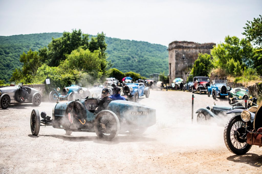Auf einer Strecke von rund 1.200 Kilometern fuhren die Teilnehmer in ihren klassischen Bugatti-Automobilen durch die Täler von Lot, Aveyron und Tarn in Südfrankreich.  Foto: Rémi Dargegen / Bugatti