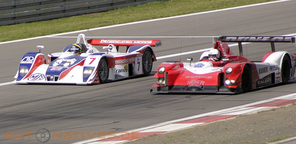 Szene aus dem 1.000 Kilometer-Rennen am Nürburgring 2004 – der MG-Lola EX257 beziehungsweise Lola B01/60 überholt den Lister Storm LMP. (Foto: Tom Schwede)