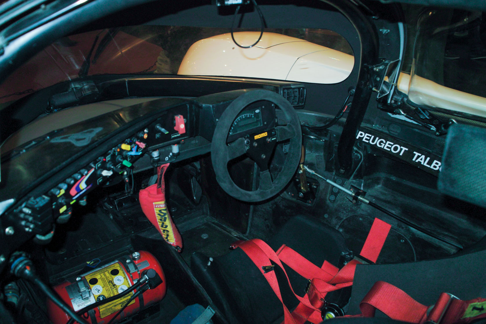 Cockpit des Peugeot 905 Evo1 bis von 1993