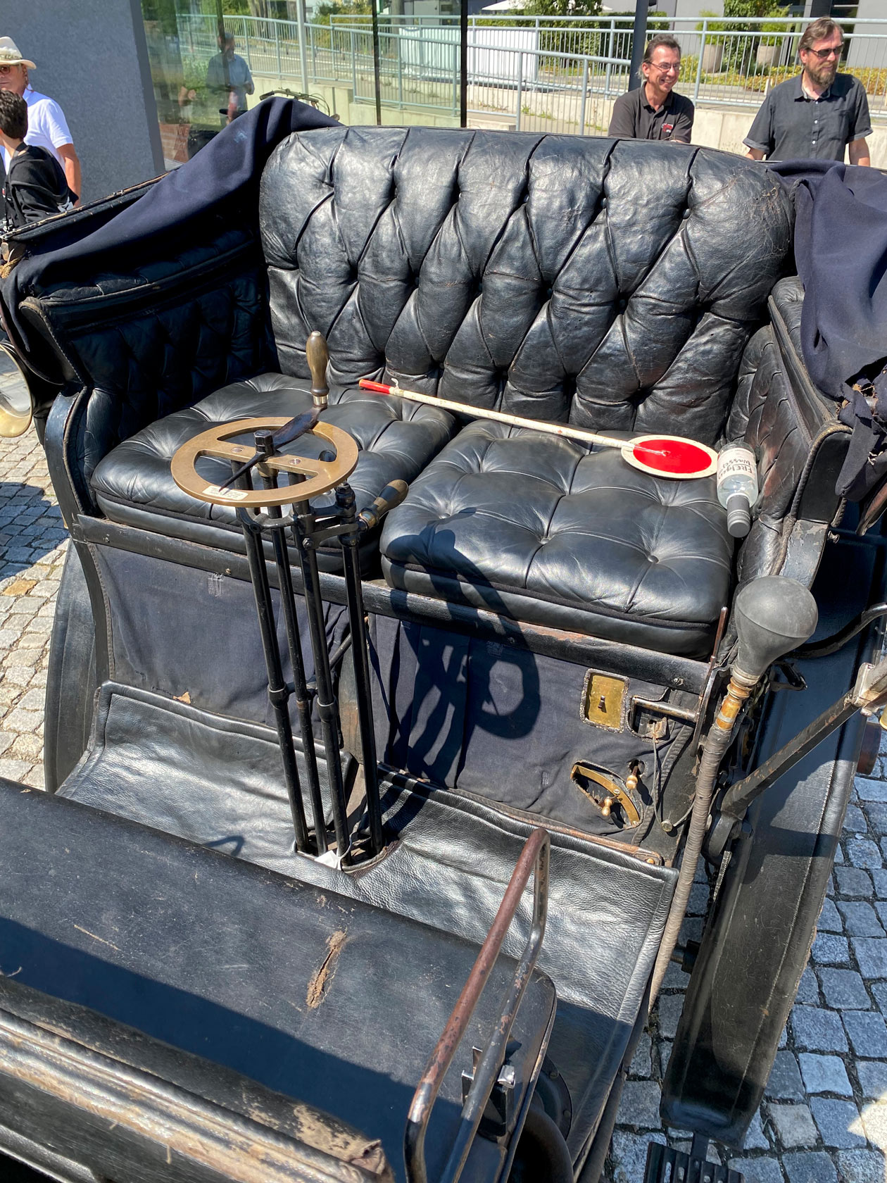 Serienmäßig verfügte auch der Benz Patent-Motorwagen Victoria nur über eine Sitzbank. Doch Käufer Alexander Gütermann orderte als Extra eine zweite Sitzbank, die vor der Standard-Sitzbank montiert wurde. Die Insassen saßen sich dabei Vis-à-vis gegenüber.