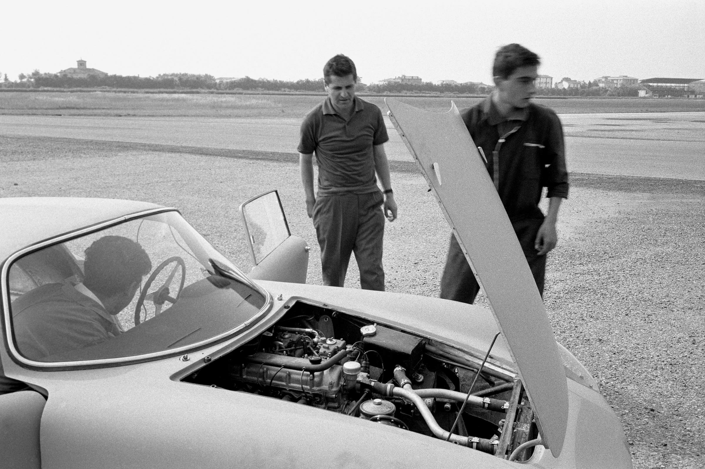 Giotto Bizzarrini im Juni 1963 beim Test des ASA "Mille" Competition GT auf dem Flughafen von Modena (Photo by Klemantaski Collection/Getty Images – Bizzarrini)