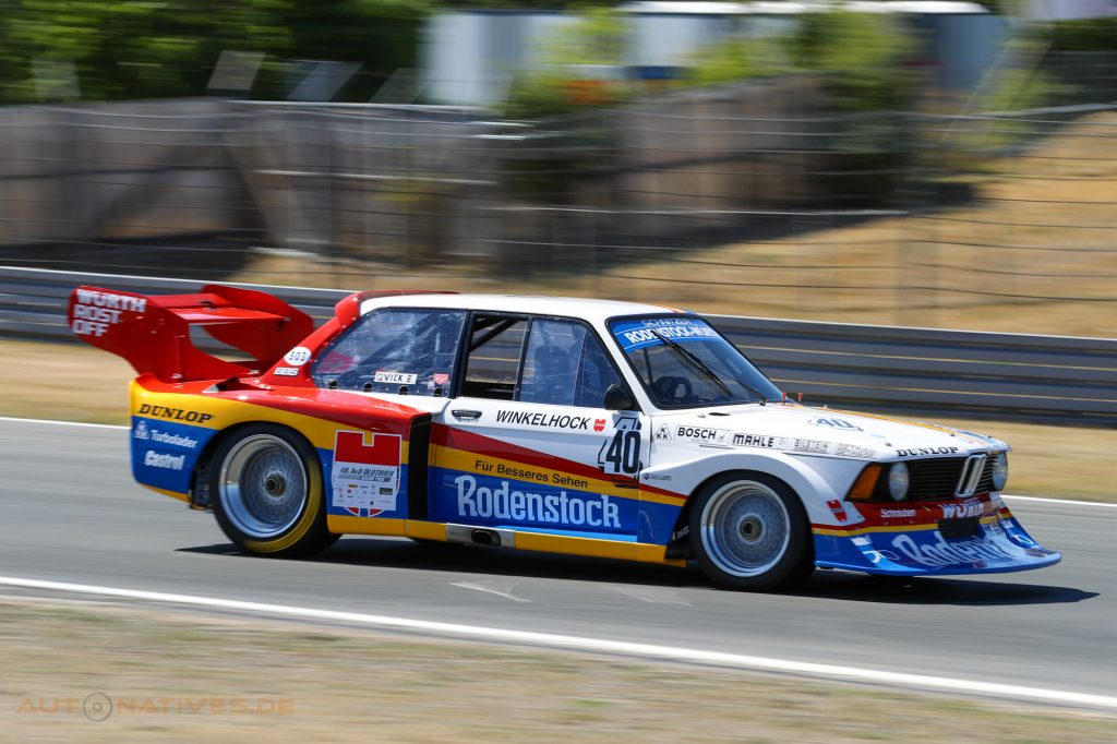 BMW 320 Turbo (E21) Gruppe 5 beim AvD Oldtimer-Grand-Prix 2022 – Titelbild der Galerie Fotos Revival Deutsche Rennsport-Meisterschaft