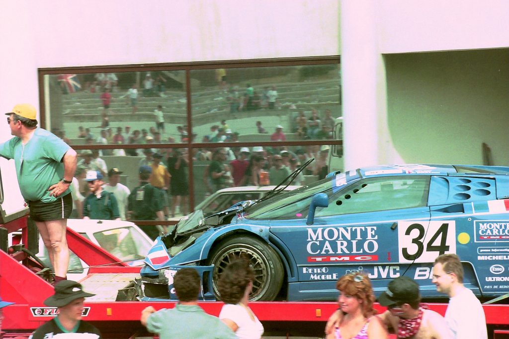 Der Bugatti EB 110 kehrt 1994 nach seinem Ausfall in Le Mans an die Box zurück.