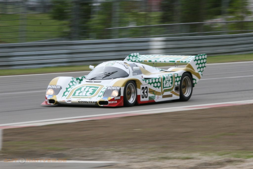 Kein Porsche 962 mit Straßenzulassung. Dafür ein Dauer Porsche 962 beim Einsatz im historischen Motorsport.