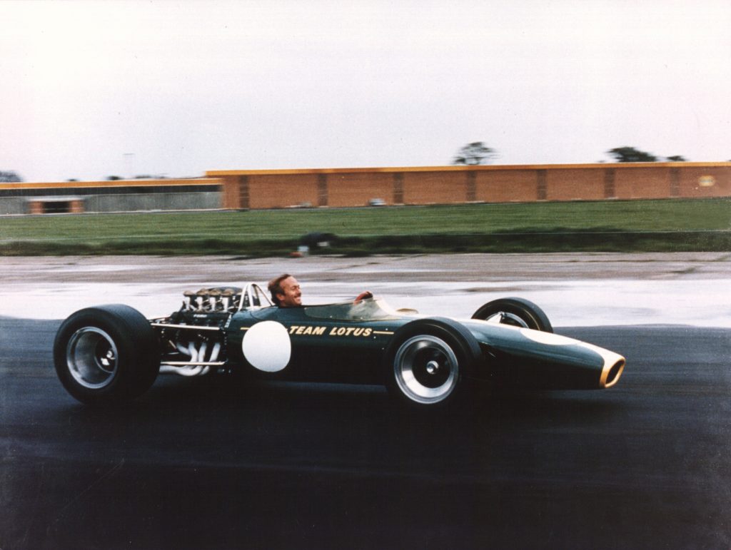 Colin Chapman im Lotus 49 auf dem Lotus-Gelände in Hethel