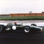Colin Chapman im Lotus 49 auf dem Lotus-Gelände in Hethel